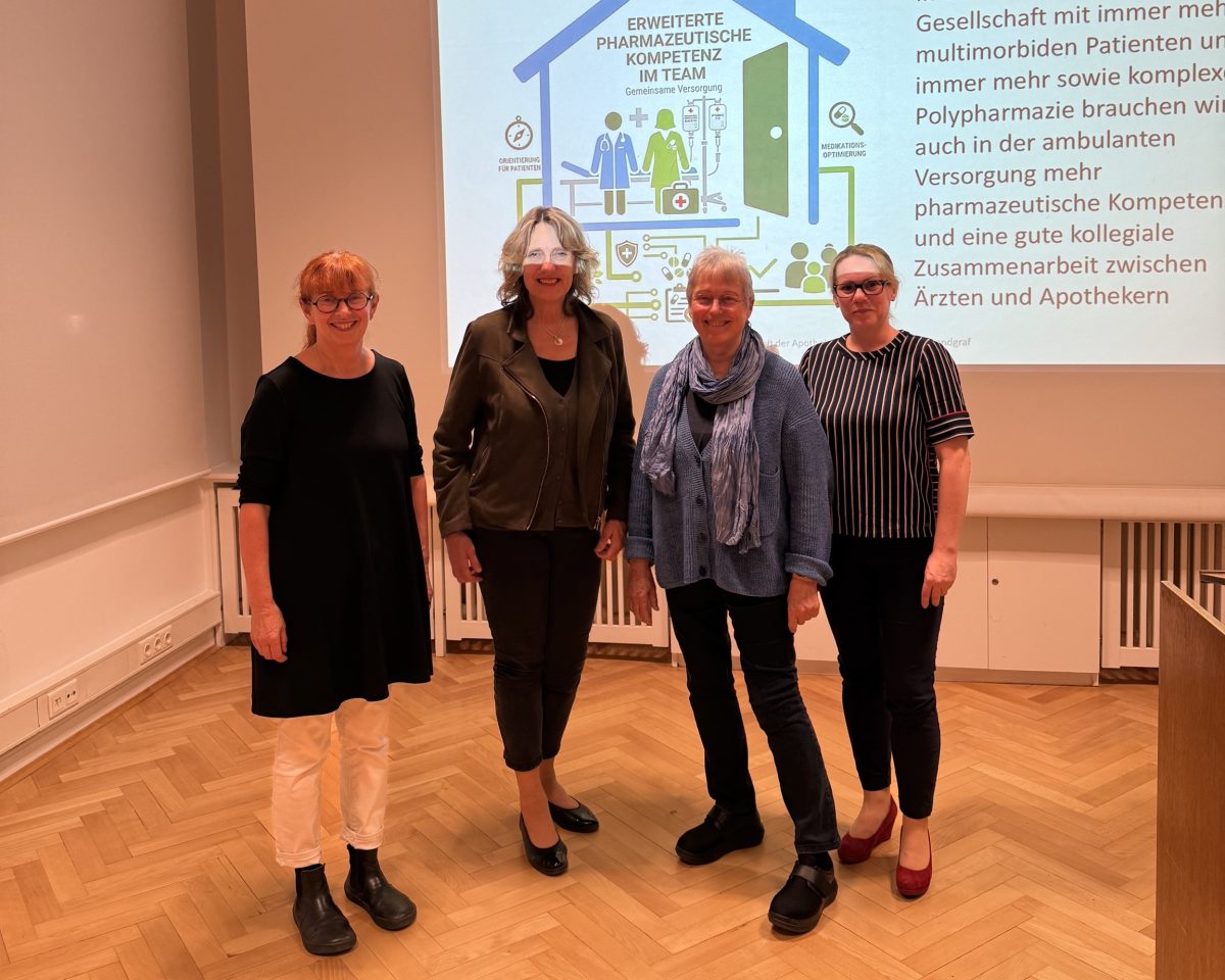 Mitglieder des Berliner Apotheker-Vereins und des Hartmannbund LV Berlin posieren vor einer Präsentation.